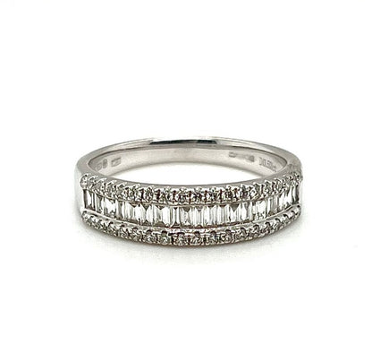 18k White Gold Round Brilliant & Baguette Cut Diamond Dress Ring
