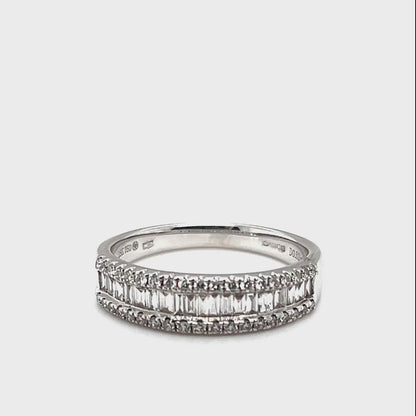 18k White Gold Round Brilliant & Baguette Cut Diamond Dress Ring